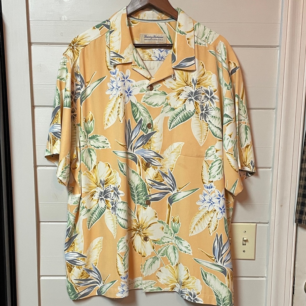 TOMMY BAHAMA Floral
Hawaiian Casual Hibiscus ORIGINAL FIT Silk Shirt Size XL.